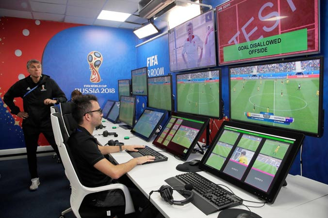 Trọng tài trong “phòng lạnh” theo dõi VAR và đưa ra kết luận bàn thắng không được công nhận do việt vị trong trận Cameroon gặp Australia ở vòng bảng.