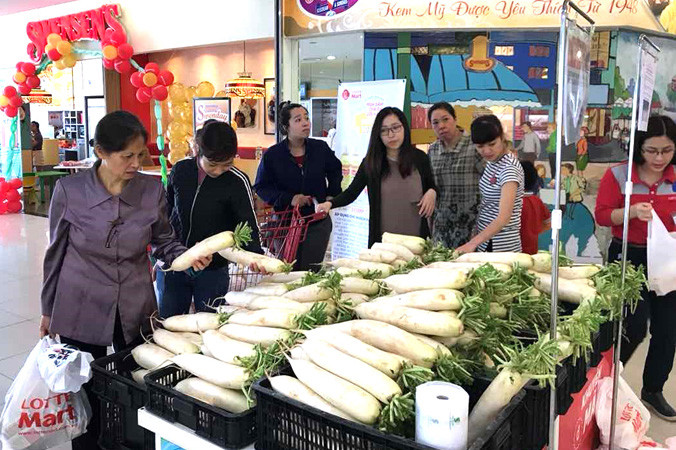 Củ cải trắng được siêu thị Lotte Mark bán ủng hộ bà con nông dân. Ảnh: PV.