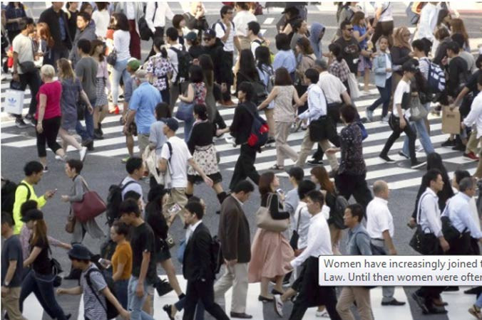 Ngày càng có nhiều phụ nữ Nhật ra ngoài làm việc, đàn ông chia sẻ gánh nặng gia đình với vợ. Ảnh: AP.