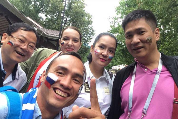 Tác giả (bìa trái) cùng các bạn đồng hành được vẽ mặt miễn phí trên đường đến Fan Fest cổ vũ các trận tứ kết.