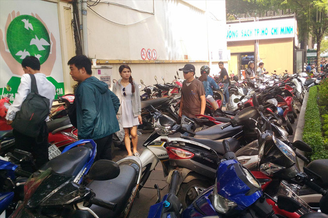 Bãi giữ xe tại địa chỉ 47 Lê Duẩn (quận 1) phục vụ người dân đến tham quan Đường sách.