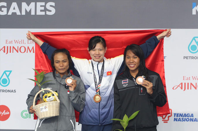 Ánh Viên (giữa) là “đại tỷ” ở đấu trường Ðông Nam Á, nhưng ở sân chơi châu Á, cô là “tiểu muội” khi thành tích có chiều hướng ngày càng đi xuống. Ảnh: VSI.