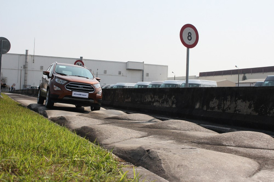 Doanh nghiệp ôtô 'méo mặt' vì không có đất làm đường thử xe