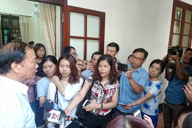 Ông Hoàng Quang Phòng trong vòng vây báo chí bên lề phiên họp. Ảnh: Phạm Thanh.