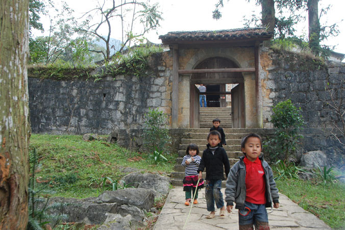 Cổng Dinh thự Vua Mèo Vương Chí Sình.