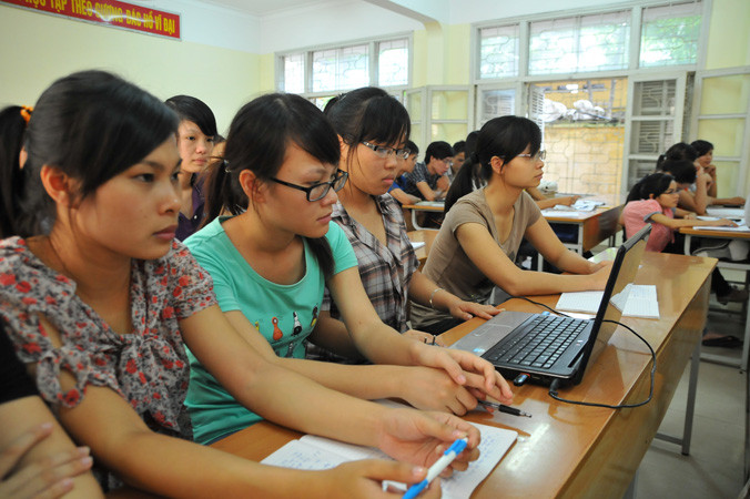 Bao giờ số hóa sách giáo khoa để chia tay với cách học truyền thống? Ảnh: Hồng Vĩnh.