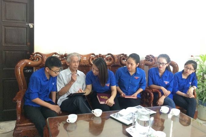 Anh hùng Uông Xuân Lý trò chuyện với các bạn trẻ Hà Tĩnh về truyền thống lịch sử yêu nước của thế hệ đi trước. Ảnh: M.T.