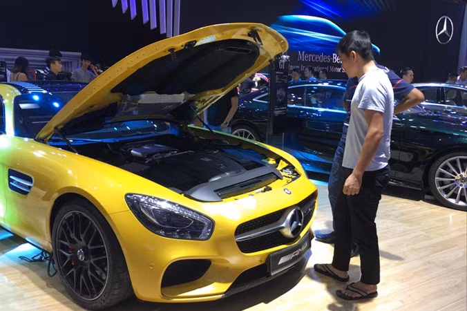 Khách hàng chọn mua xe. Ảnh: Tuấn Nguyễn.