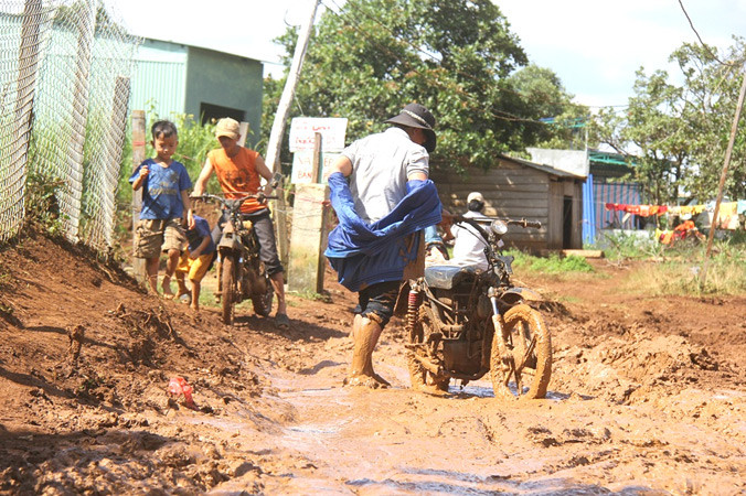 Đường vào bản Đoàn Kết đầy bùn nhão nhoét.