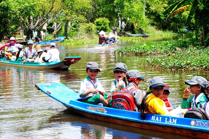 Trẻ em vùng sông nước đến trường.