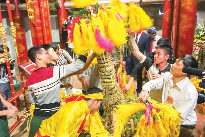 Dỡ lộc hoa tre để phát lộc cho dân tại đền Thượng. Ảnh: Toan Toan.