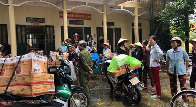 Nhiều người dân đưa hàng đã mua đến trụ sở UBND xã để yêu cầu làm rõ sự việc.