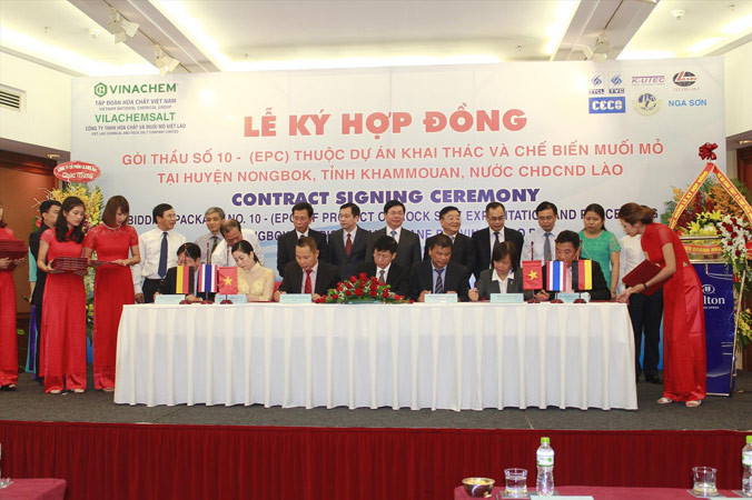 Lễ ký gói thầu của dự án khai thác muối mỏ tại Lào. Ảnh: CTV