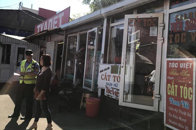 Một cửa hàng cắt tóc bên trong chợ Chim.