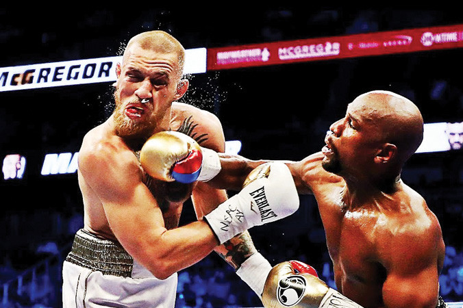 Màn so găng giữa Mayweather (phải) và McGregor đạt doanh thu hơn 1 tỷ đô dù chất lượng chuyên môn rất thấp.