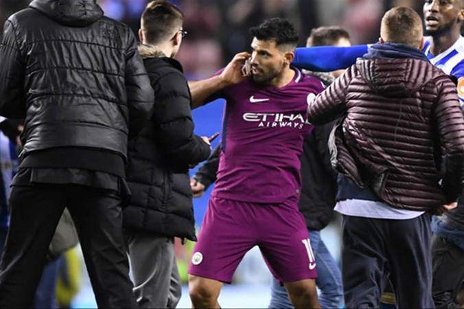 Aguero của Man City gây hấn với CĐV Wigan.