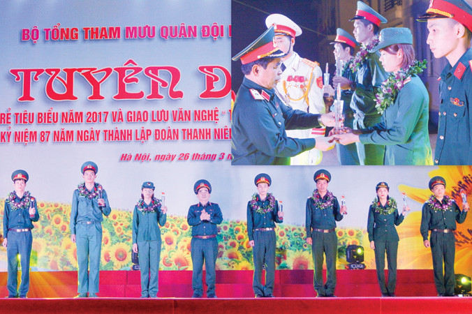 Thiếu tướng Hồ Thanh Tự, Chủ nhiệm chính trị Bộ Tổng tham mưu trao danh hiệu Gương mặt trẻ tiêu biểu Bộ Tổng tham mưu 2017 cho binh nhất Nguyễn Thị Ngoan (ảnh nhỏ) và các điển hình xuất sắc. Ảnh: N.S.