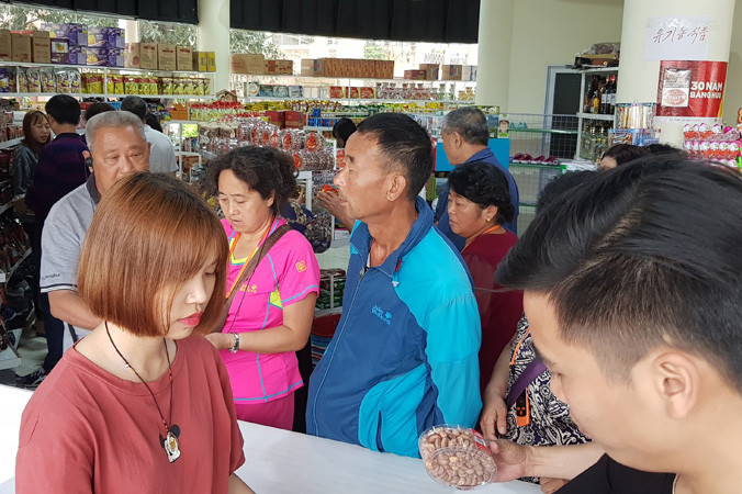 Khách Trung Quốc luôn chi mạnh hầu bao cho những món hàng họ thích. Ảnh: Hoàng Dương.