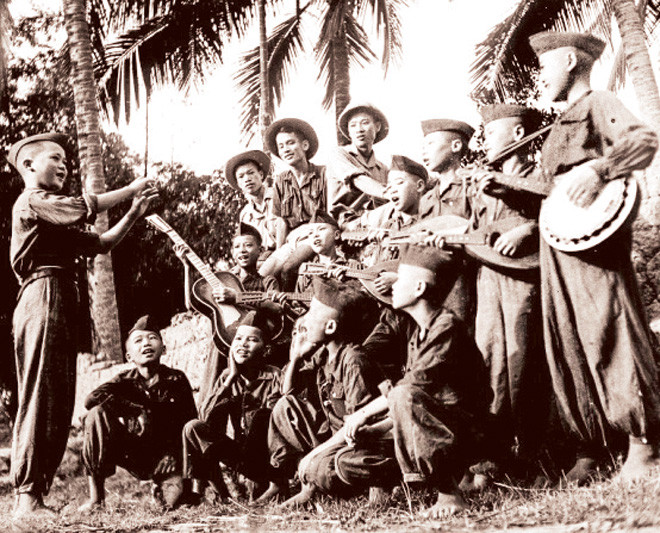 Đội nhạc thiếu sinh quân trong sách ảnh của Trần Văn Lưu.