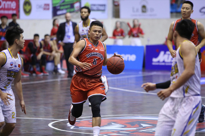 Trương Hoàng Trung (giữa) trong một trận đấu tại VBA 2018.