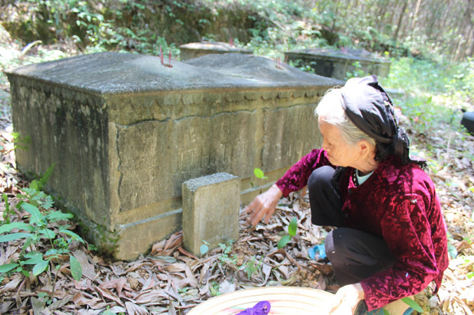 Cụ Liên bên phần mộ con gái.