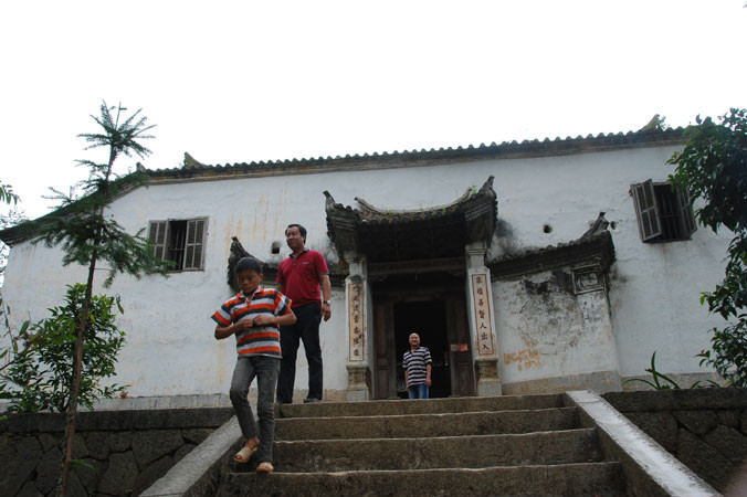 Phía ngoài cổng và xung quanh dinh thự trăm tuổi có trồng nhiều thông, giờ đã thành cổ thụ.