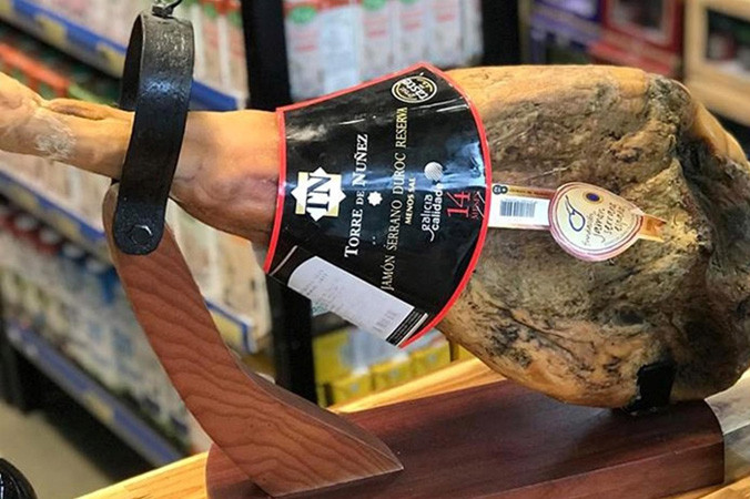 Loại đùi heo muối chân sau có xương giá có thể lên tới 3,5 triệu đồng mỗi kg.