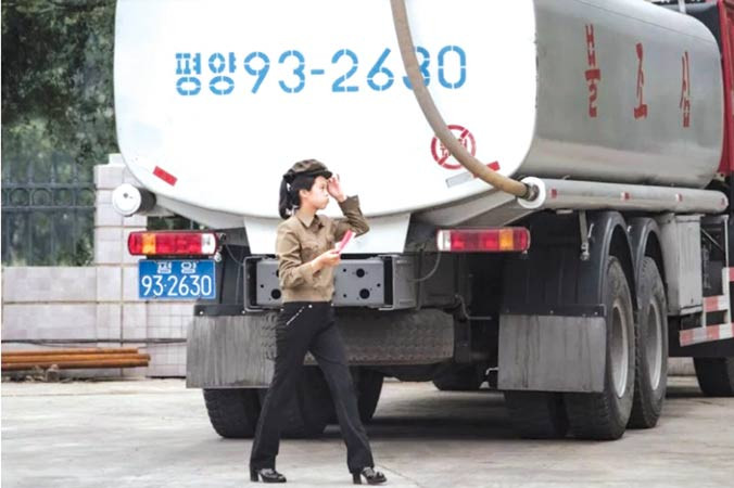 Xe vận chuyển trong một trạm xăng ở Triều Tiên. Ảnh: Reuters.