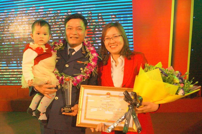 Ðại úy Nguyễn Thế Duyệt cùng vợ và con gái tại lễ trao Giải thưởng Gương mặt trẻ tiêu biểu toàn quân 2017,tháng 3/2018. Ảnh: Nguyễn Minh.