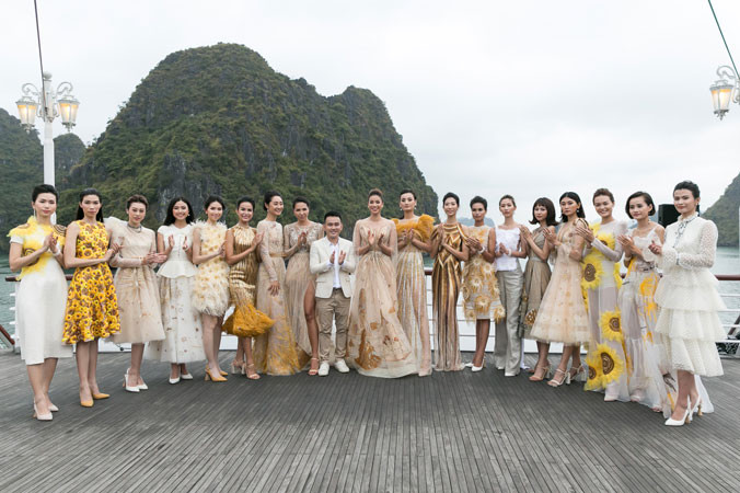 Lê Thanh Hòa ra mắt BST Mặt trời phương Ðông trên vịnh Hạ Long tháng 4/2018. Ảnh: NVCC.