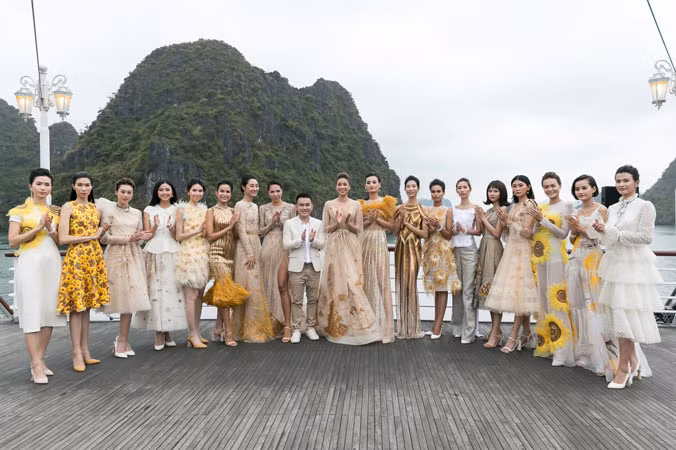 Lê Thanh Hòa ra mắt BST Mặt trời phương Ðông trên vịnh Hạ Long tháng 4/2018. Ảnh: NVCC.