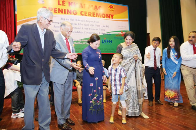 Bà Nguyễn Thị Hiền, Phu nhân Chủ tịch nước Trần Ðại Quang và Ðại sứ Ấn Ðộ Parvathaneni Harish cùng phu nhân vui mừng thấy cậu bé 8 tuổi vừa được lắp chân giả. Ảnh: Xuân Ðức.