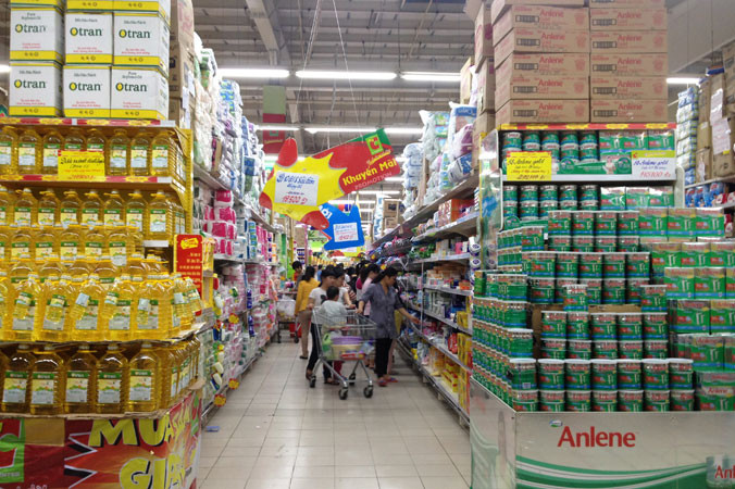 Các chuyên gia cho rằng, các DN sẽ gặp khó khăn khi hệ thống phân phối nằm trong tay các DN ngoại. Ảnh: Ngọc Châu.