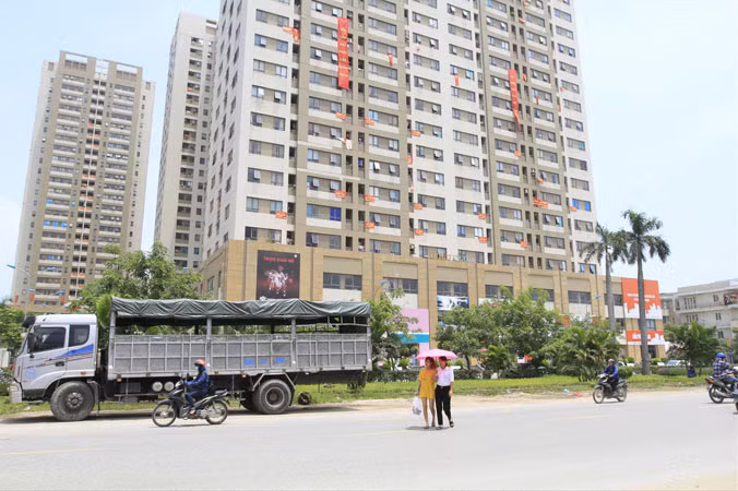 Khu chung cư Tân Tây Ðô (Ðan Phượng, Hà Nội) căng nhiều băng rôn kêu cứu vì không có nước sạch. Ảnh: Trường Phong.