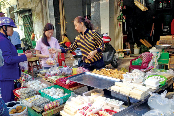 Các mặt hàng rau củ, trái cây, thủy hải sản vẫn còn “đứng” giá tết.