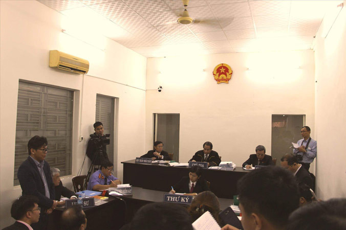 Hôm nay phiên tòa kiện đòi bồi thường giữa Taxi Vinasun và Grab Taxi tiếp tục xét xử. Ảnh: Tân Châu.