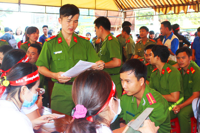 Công an huyện Ea Kar đăng ký hiến máu.