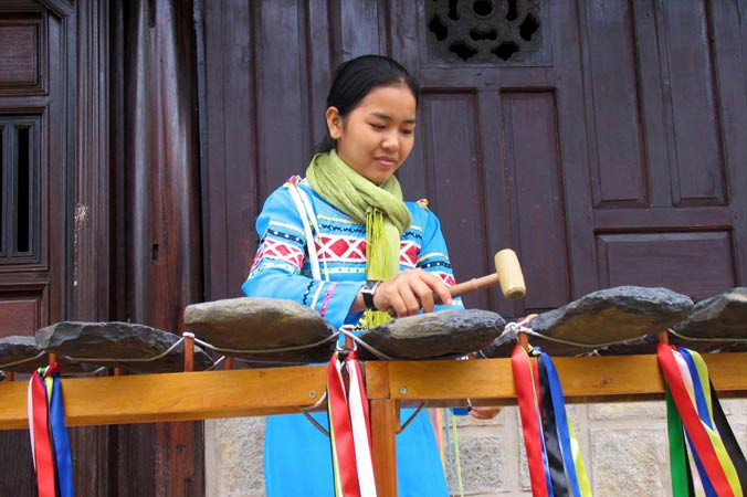 Biểu diễn đàn đá.