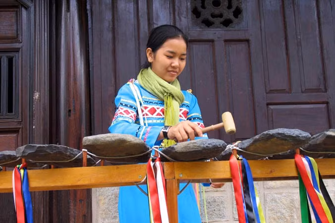 Biểu diễn đàn đá.