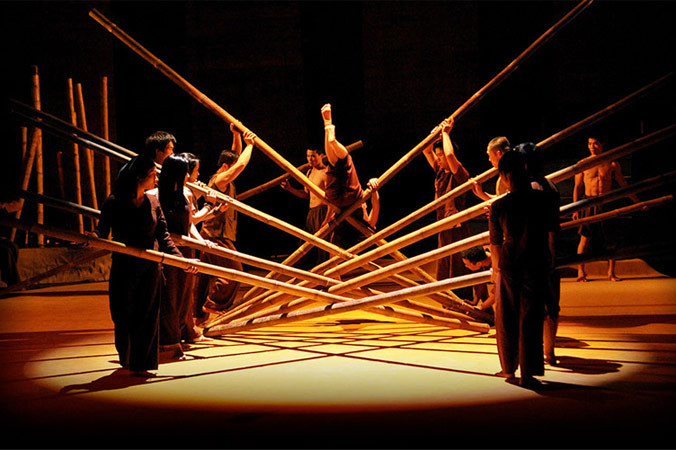 À Ố SHOW - tác phẩm của nhóm tác giả: đạo diễn Tuấn Lê, đạo diễn âm nhạc Nguyễn Nhất Lý, chỉ đạo nghệ thuật Nguyễn Lân Maurice và biên đạo múa Nguyễn Tấn Lộc.