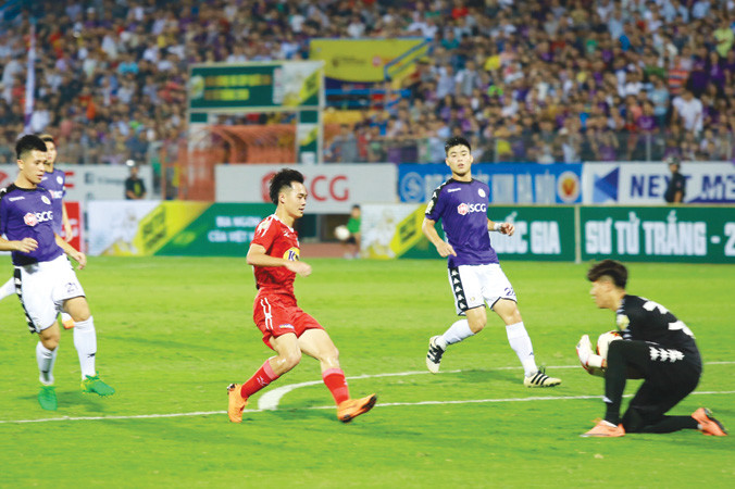 Văn Toàn khiến hàng thủ Hà Nội FC vô cùng vất vả ở trận tứ kết lượt về. Nếu anh không bị bắt việt vị sai ở hiệp 2, rất có thể HAGL mới là đội đi tiếp. Ảnh: Như Ý.
