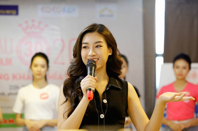 Hoa hậu Mỹ Linh trò chuyện và catwalk cùng thí sinh. Ảnh: Hồ Như Ý.