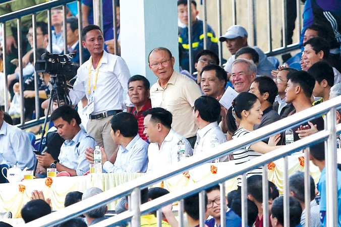 HLV Park Hang-seo theo dõi phong độ của các học trò tại V-League nhằm chuẩn bị cho AFF Cup 2018. Ảnh: VSI.