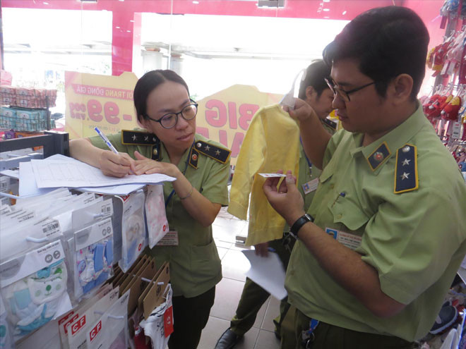 Cơ quan chức năng kiểm tra hệ thống Con Cưng tại TPHCM. Ảnh: PV.