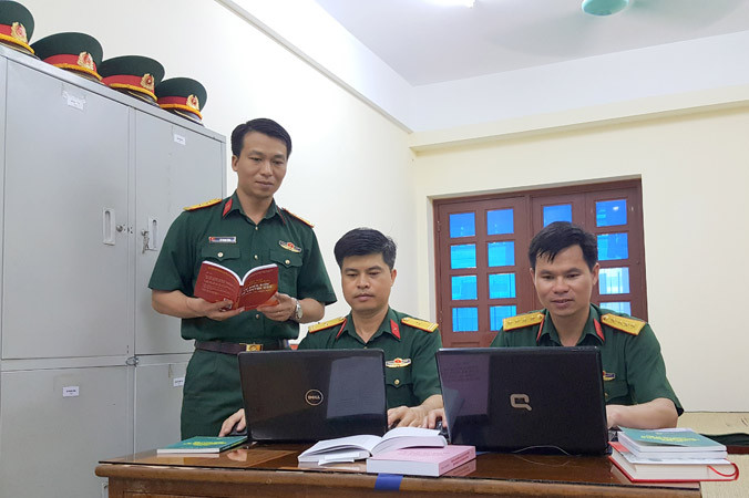 Nhóm nghiên cứu “Giải pháp ngăn chặn tác động của thông tin sai trái trên không gian mạng đến quân nhân ở đơn vị cơ sở hiện nay” đang thảo luận biện pháp áp dụng hiệu quả đề tài trong thực tiễn. Ảnh: N.S.