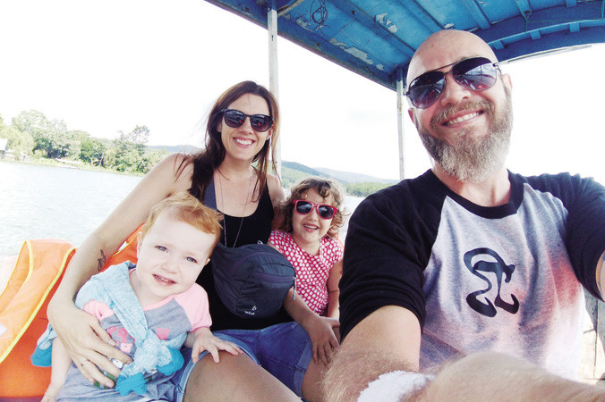 Ông Brit Abbott cùng vợ và con gái.