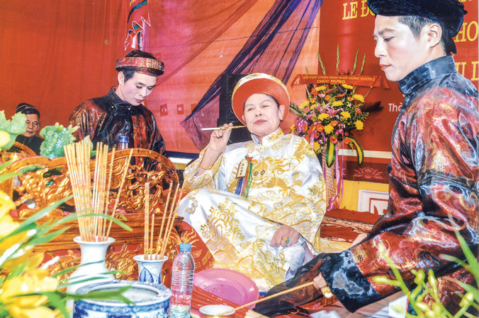 Bà Lộc (giữa), là thanh đồng nổi tiếng ở Lạng Sơn. Ảnh: Duy Chiến.