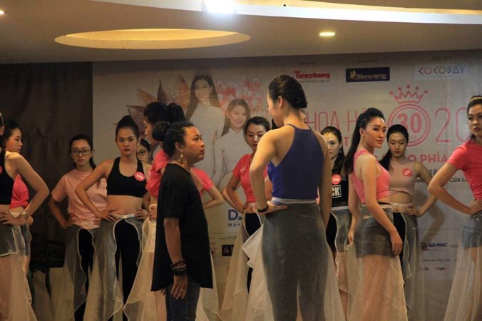 Giảng viên catwalk Crazy Nhóc và các thí sinh vòng chung khảo phía Bắc trong giờ họ. Ảnh: Nguyễn Mạnh Hà.