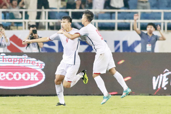 HLV Park Hang - seo và các học trò có quyền mơ về ngôi đầu bảng D. Ảnh: VSI.