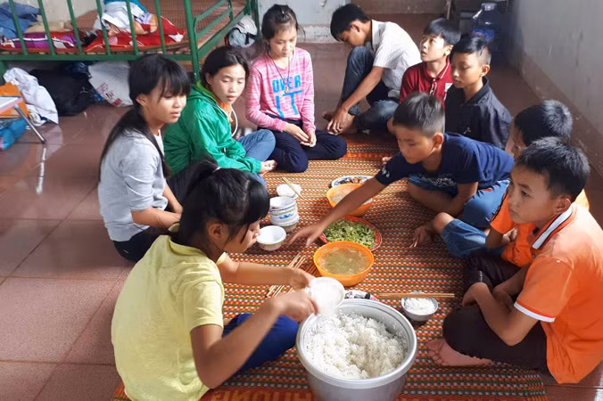 Bữa cơm đạm bạc của học sinh “Bán trú dân nuôi”.